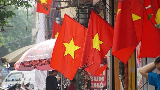 Sau giải phóng, thống nhất hai miền, lá cờ Việt Nam sử dụng chính thức là cờ đỏ sao vàng