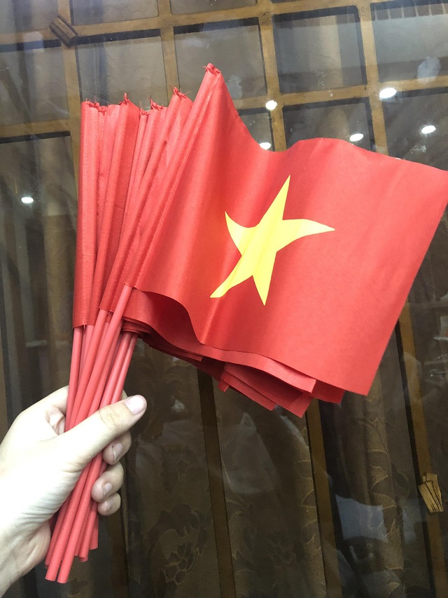 Loại cờ Việt Nam nhỏ: Hãy tôn vinh tình yêu quê hương của bạn bằng việc sở hữu một chiếc cờ Việt Nam nhỏ xinh xắn. Với kích thước nhỏ này, bạn có thể mang cờ theo mình đến bất cứ đâu mà không lo gian lận diện tích. Hãy tự hào vì những giá trị mà chiếc cờ Việt Nam đại diện cho.