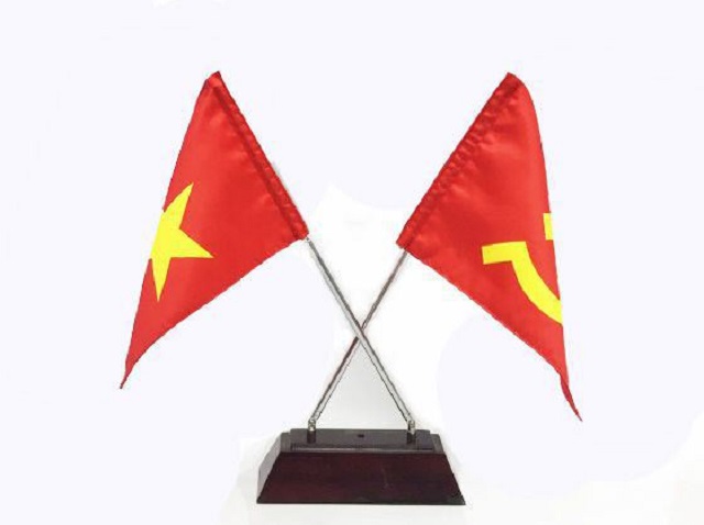 Những chiếc cờ Việt Nam nhỏ đang bay trên cao, tạo nên một vẻ đẹp tuyệt vời và sâu sắc về ý nghĩa. Với các mẫu cờ nhỏ được thiết kế độc đáo và mới lạ, chúng ta có thể thể hiện được tâm hồn và con tim của mình đối với đất nước. Hãy cùng nhau sở hữu một chiếc cờ Việt Nam nhỏ để khẳng định rằng chúng ta là người con của quê hương.