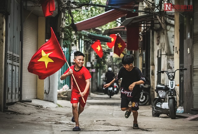 Lá cờ Việt Nam: Lá cờ Việt Nam luôn là biểu tượng quốc gia mang ý nghĩa sâu sắc. Với kiêu hãnh, tình yêu đất nước, hình ảnh lá cờ đỏ sao vàng đã trở thành trọn vẹn di sản lịch sử và văn hoá của dân tộc Việt Nam. Hãy cùng ngắm lại hình ảnh lá cờ Việt Nam để cùng nhau tôn vinh niềm tự hào dân tộc.