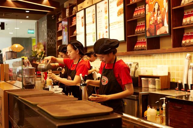 Nhân viên cửa hàng Highlands Coffee