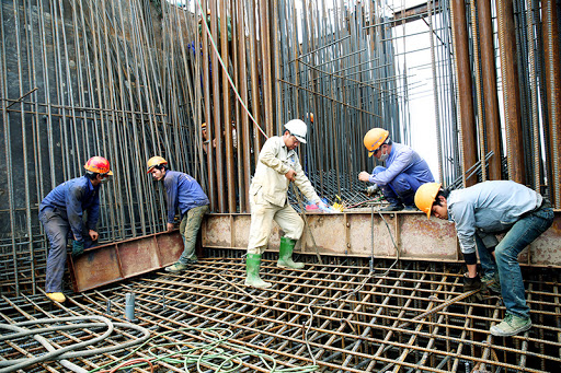 Mặc đồng phục là điều cần thiết cho công nhân trước khi làm việc