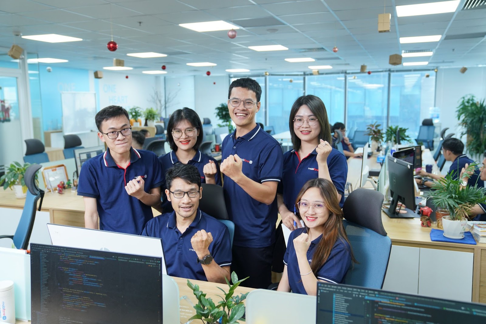 Mẫu thiết kế áo đồng phục nhân viên công ty công nghệ