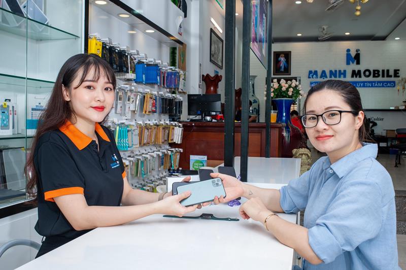 Đồng phục nhân viên tại cửa hàng Mạnh Mobile