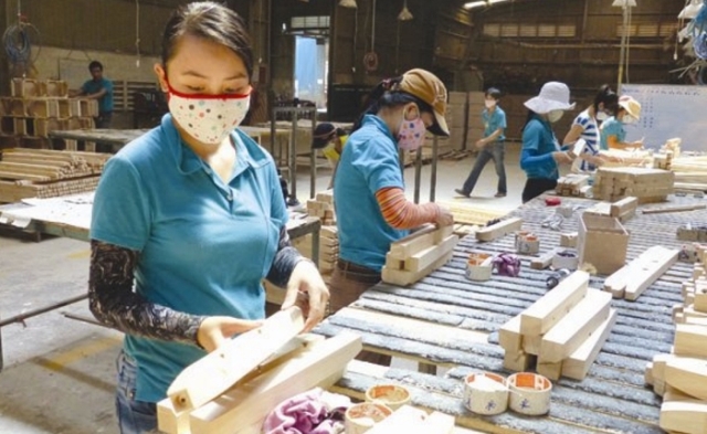 Mẫu áo thun đồng phục của nhân viên công ty gỗ