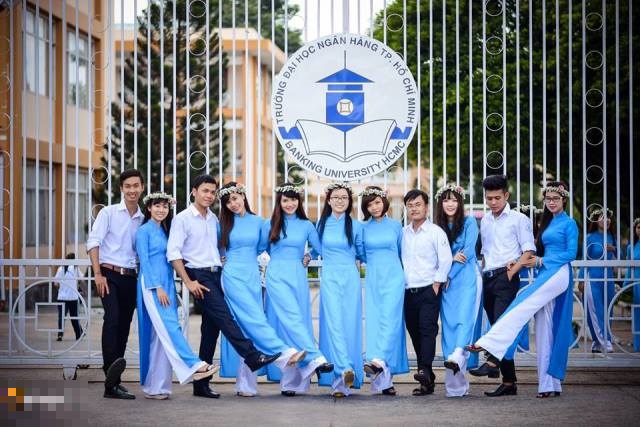 Đồng phục áo dài nữ và sơ mi trắng nam trường ĐH Ngân Hàng