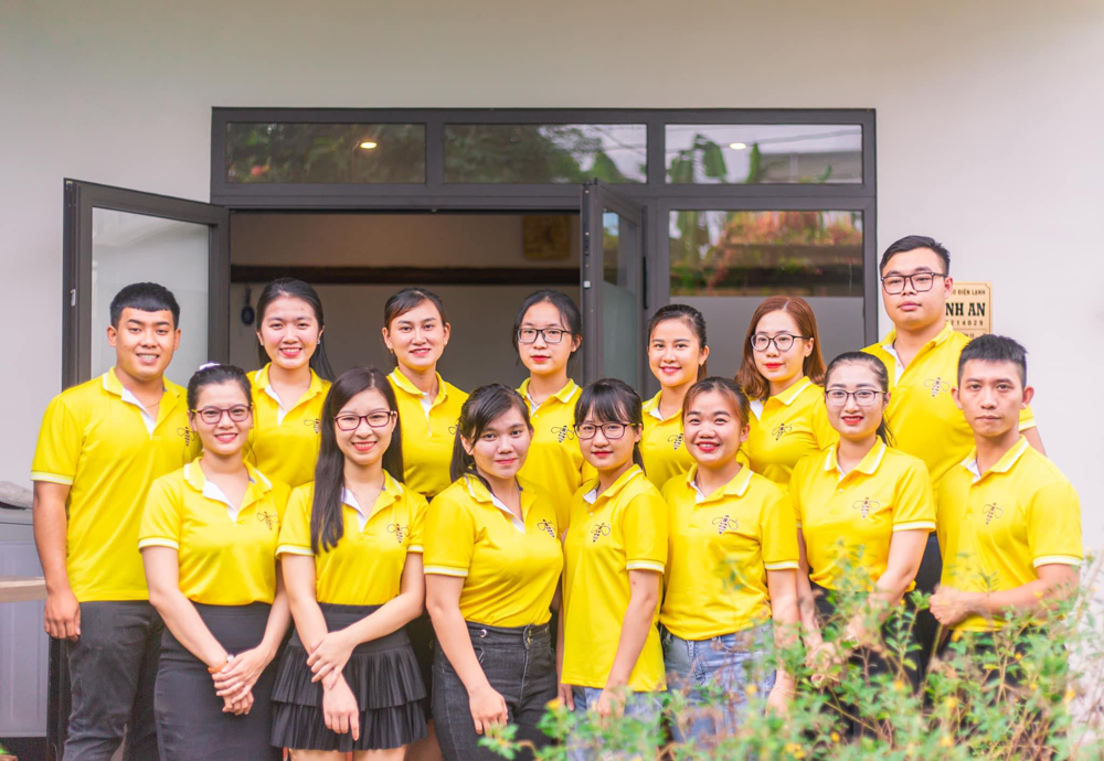 Mẫu áo đồng phục công ty màu vàng nổi bật