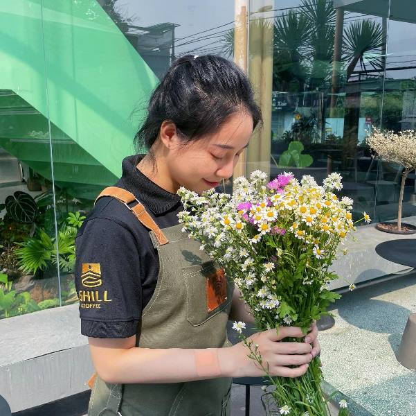 Nhân viên tại quán cà phê Ghill Coffee - Hình 1