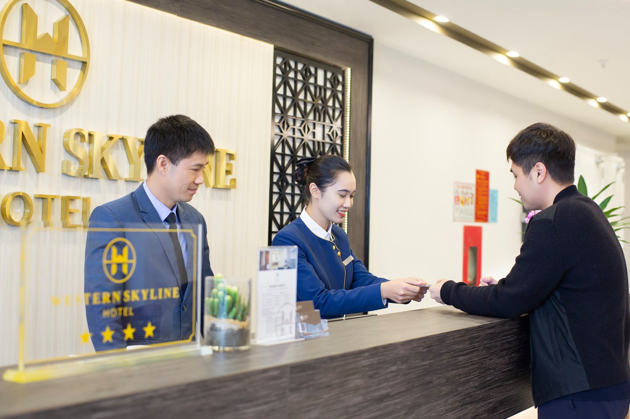 Mẫu đồng phục lễ tân hàng hàng khách sạn