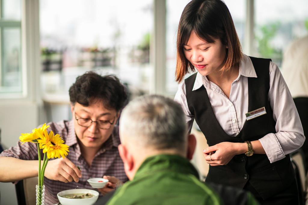 Đồng phục nhân viên phục vụ  tại Serene Premier Hotel