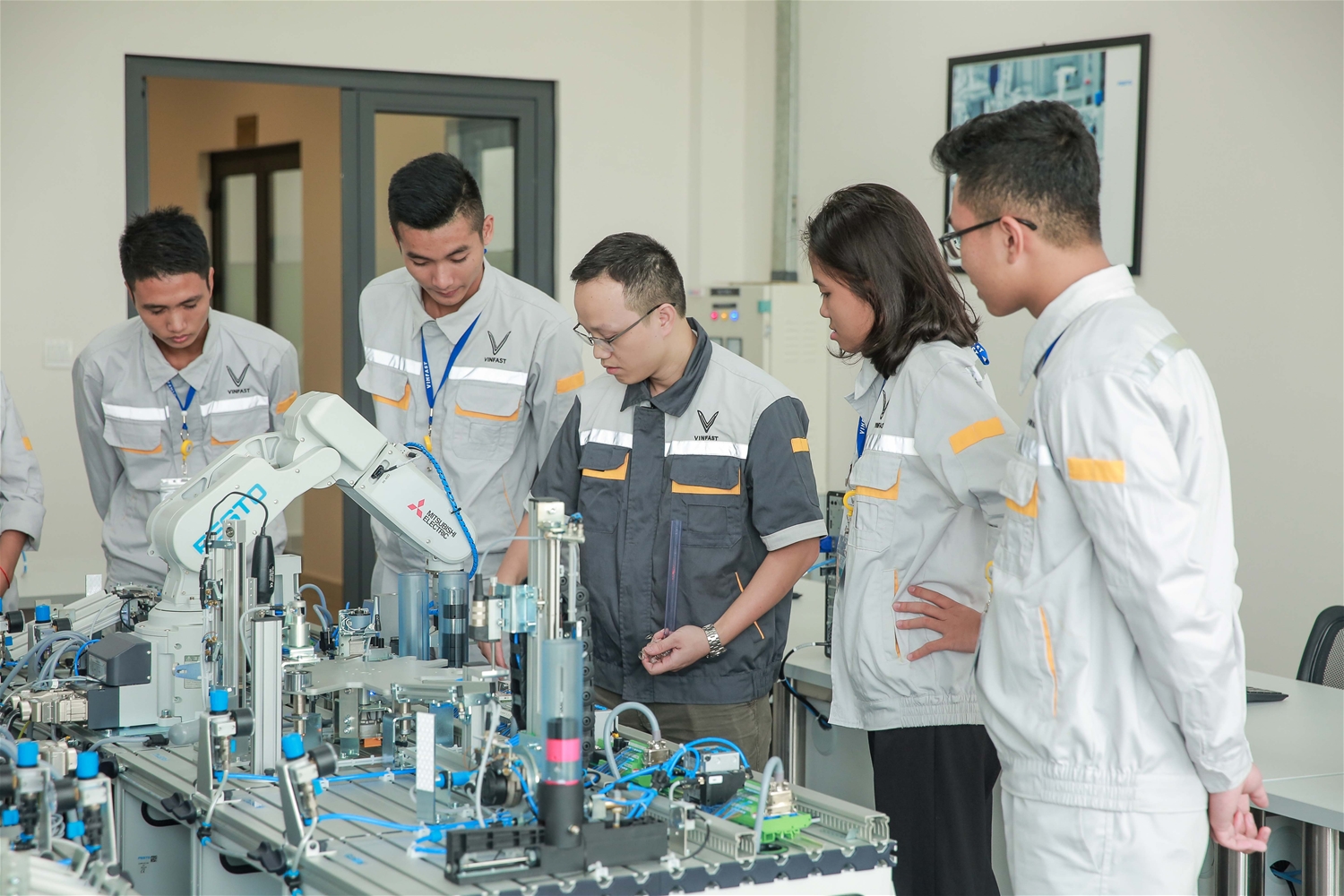 có thể lựa chọn những mẫu đồng phục bảo hộ lao động chung để sử dụng làm đồng phục kỹ sư