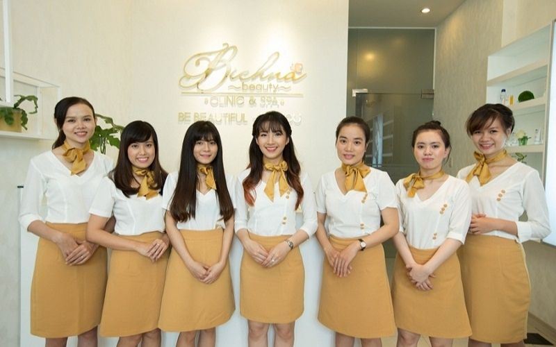 Nhân viên chăm sóc khác hàng tại Thẩm mỹ viện Bichna Beauty