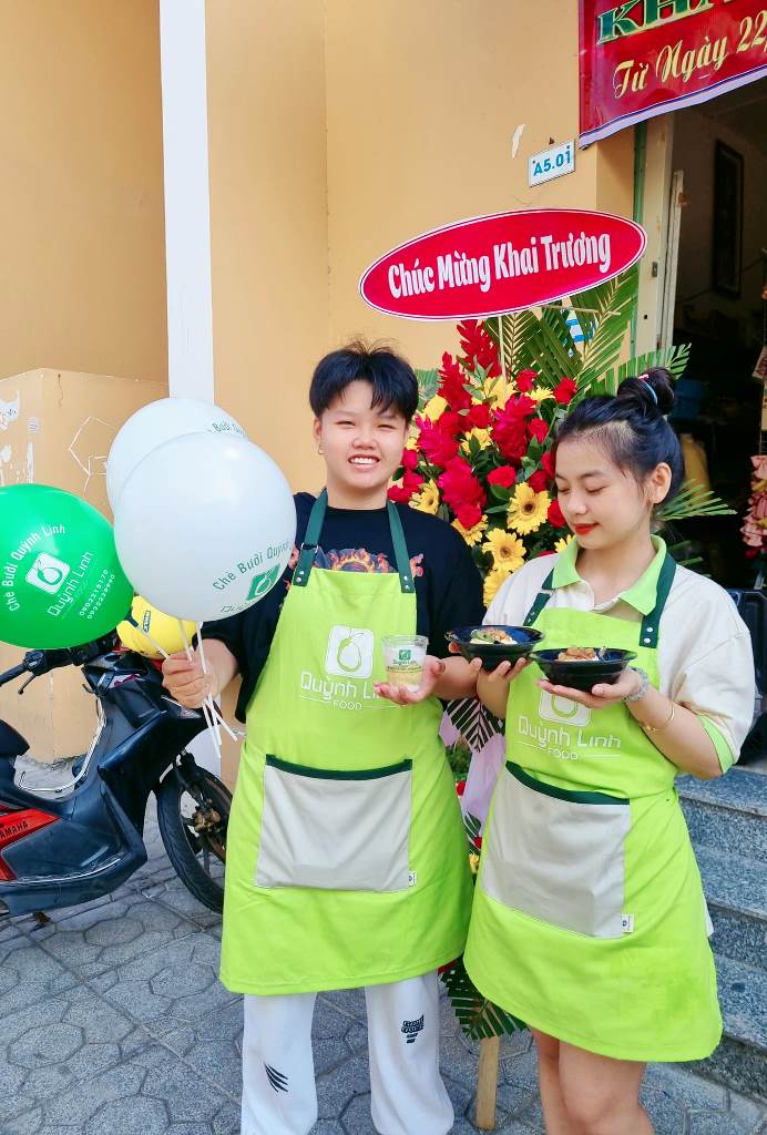 Đồng phục nhân viên tại cửa hàng Quynh Linh Food - Hình 2