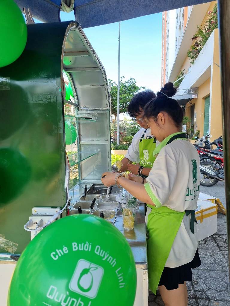 Đồng phục nhân viên tại cửa hàng Quynh Linh Food - Hình 3