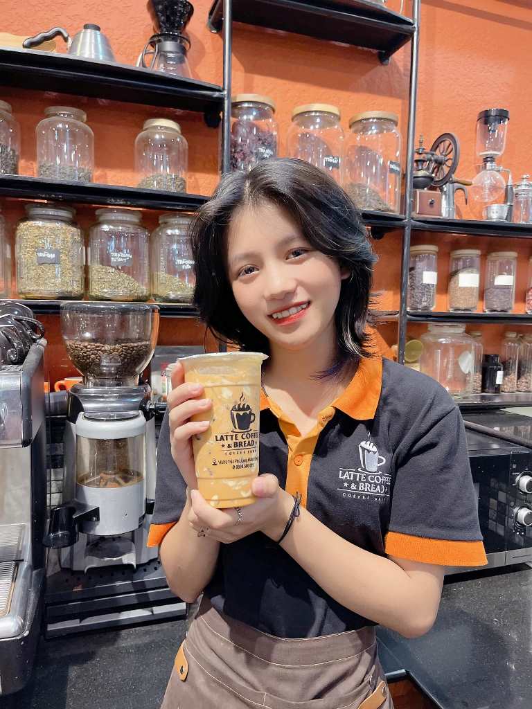 Nhân viên phục vụ tại Latte Coffee Bread, Đồng Nai