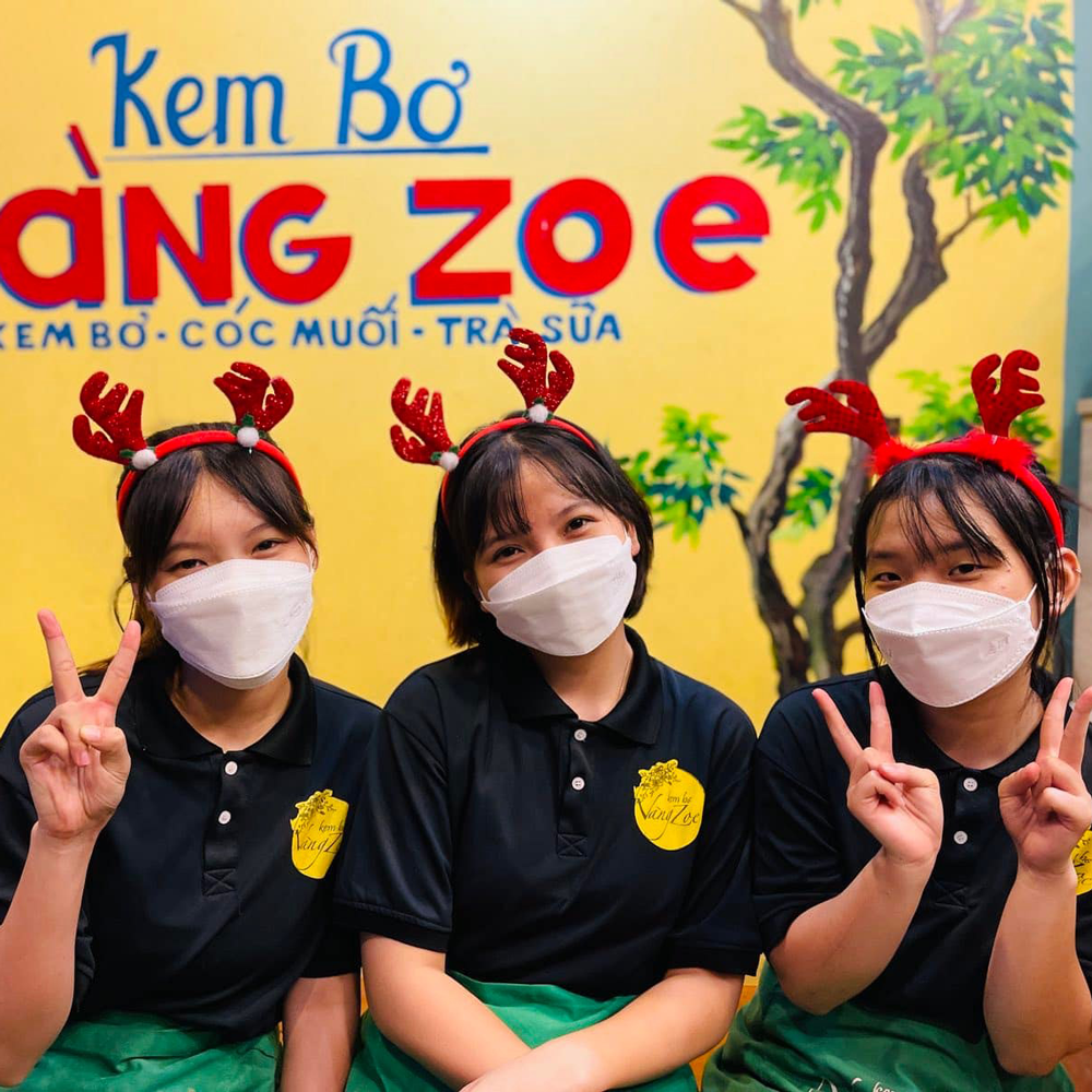 Mẫu đồng phục quán kem Vàng Zoe