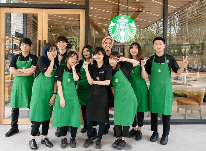 Mẫu đồng phục nhân viên màu xanh lá tại Starbucks
