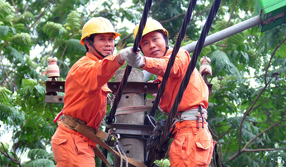 Người thợ điện cần cẩn trọng trong quá trình làm việc