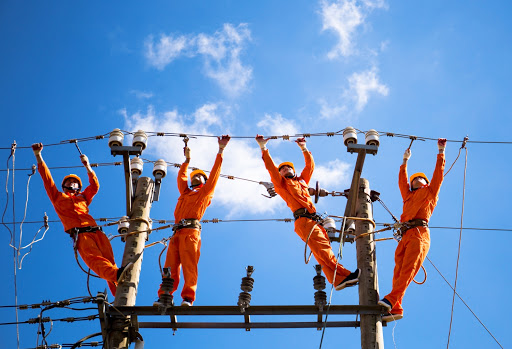Điều kiện làm việc của thợ điện khá khắc nghiệt
