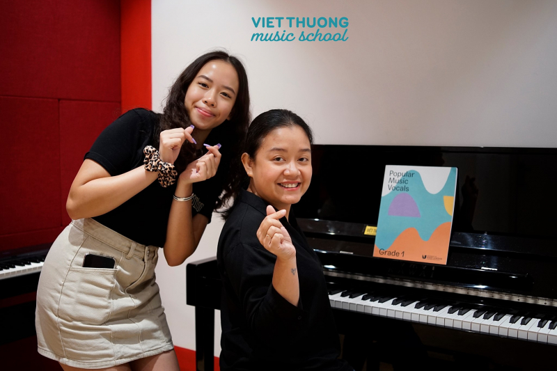 Đòng phục nhân viên tại trung tâm dạy nhạc Việt Thương