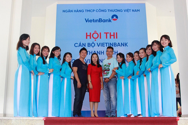 Mẫu áo dài màu xanh của nhân viên Vietinbank