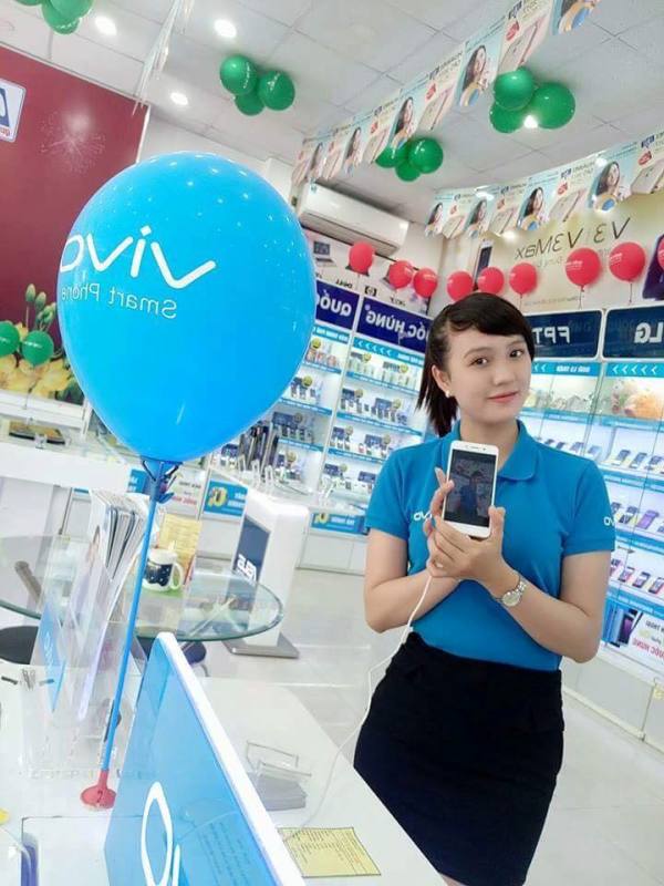 Mẫu đồng phục màu xanh dương nổi bật của nhân viên hãng điện thoại Vivo