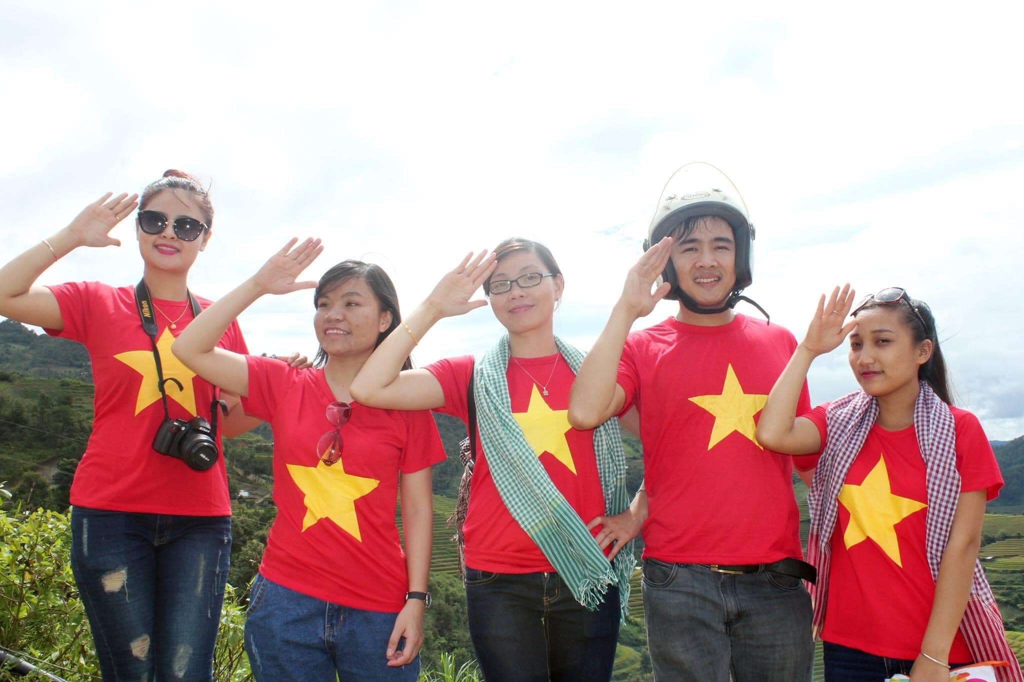 Mẫu áo cờ đỏ sao vàng tại công ty du lịch Nicotex Tour - Hình 1