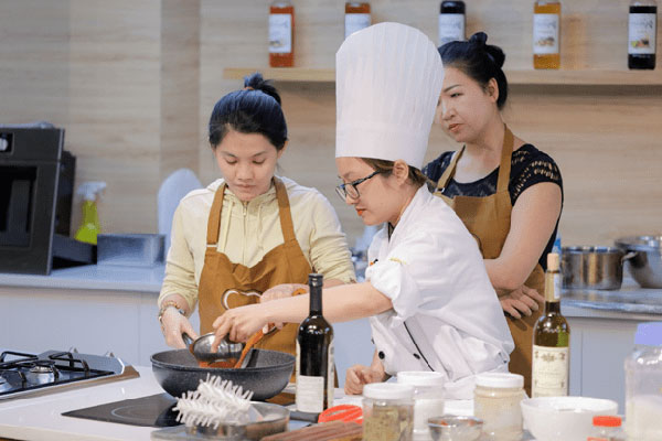 Tạp dề bếp đa dạng mẫu mã và linh hoạt theo nhu cầu