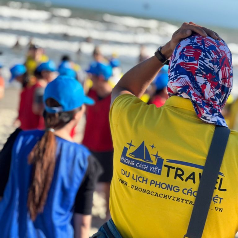 Mẫu đồng phục nhân viên công ty Phong cách Việt Travel