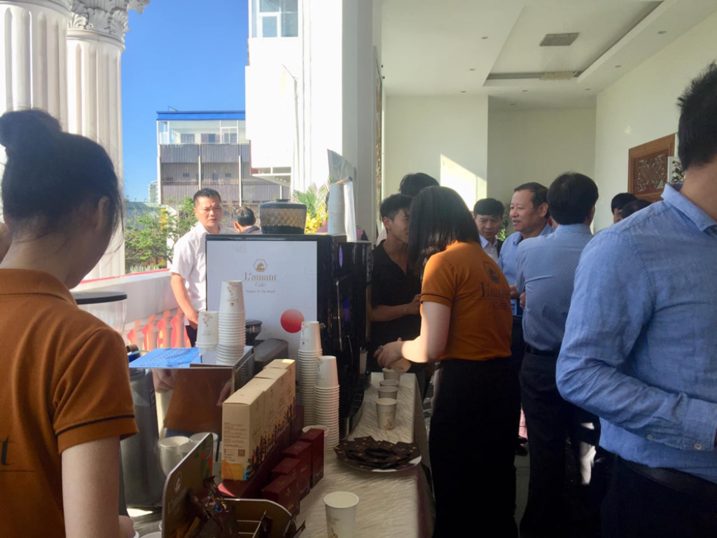 Đồng phục nhân viên tại L'amant Café, Quận 3 - Hình 2