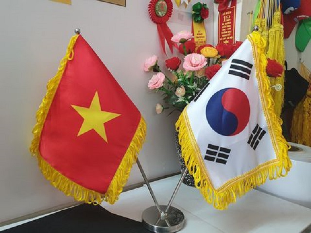 Lá cờ Việt Nam và Hàn Quốc gần gũi với nhau như thế nào? Hãy cùng thưởng thức bức ảnh liên quan để tìm hiểu về sự khác biệt và đặc trưng của hai lá cờ này.