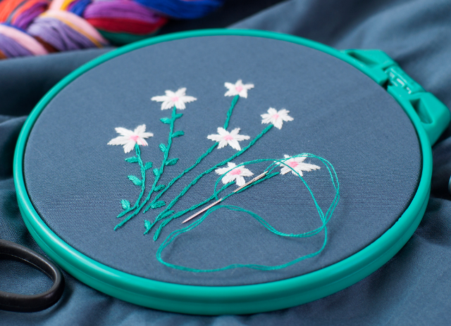 Hình thêu hoa nhí đơn giản