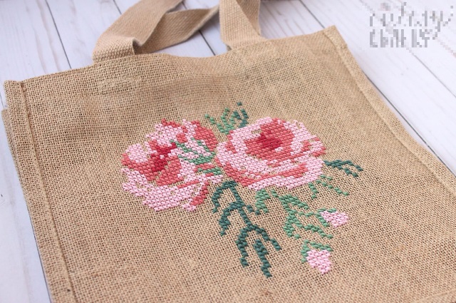 Thêu hoa hồng chữ thập trên túi