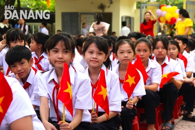 Cờ vẫy cầm tay sử dụng dịp khai giảng