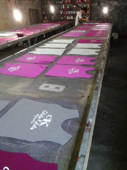 In lụa là kỹ thuật in thủ công bằng khung lưới