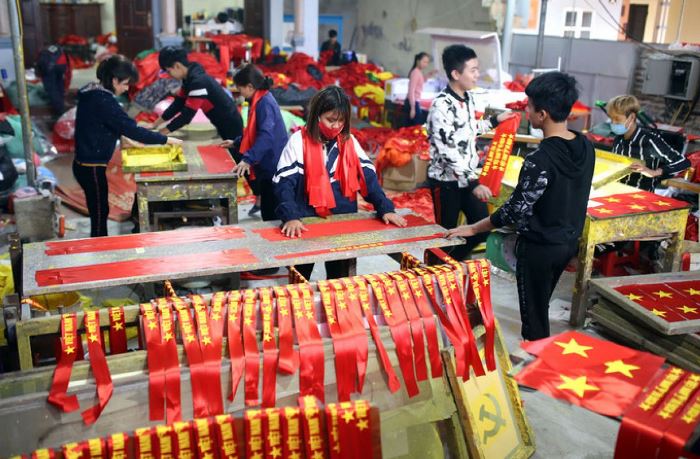 Tự làm băng rôn cổ vũ Việt Nam tại nhà