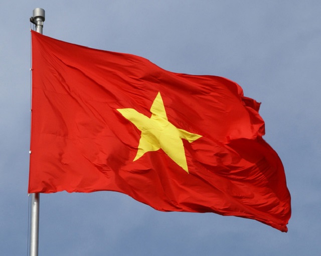 Không còn là một món hàng chỉ được bán vào các ngày lễ quan trọng, lá cờ Việt Nam đã trở thành một biểu tượng tình yêu quốc gia được nhiều người dân mua và treo cả năm để thể hiện lòng tự hào và sự đoàn kết của mình. Hãy cùng xem hình ảnh liên quan để chia sẻ niềm tự hào này.