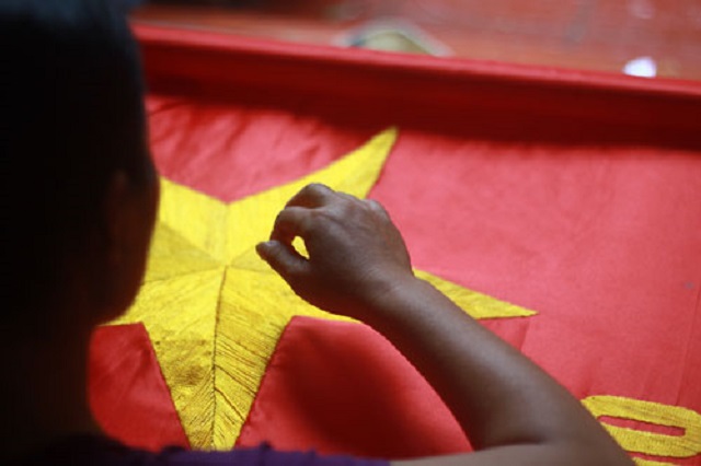 Cờ Việt Nam may thủ công đòi hỏi sự tỉ mỉ