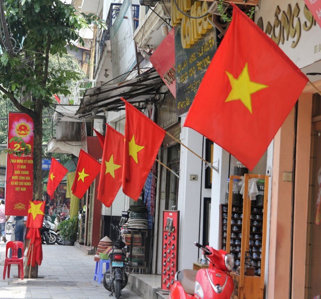 Cờ Việt Nam được yêu cầu treo vào các ngày lễ lớn quan trọng trong năm