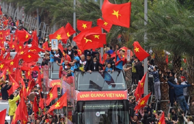 Lá cờ Việt Nam: Lá cờ Việt Nam, đã trở nên gắn bó với lịch sử chiến đấu của dân tộc ta trong những năm tháng đầy gian khổ. Hình ảnh quen thuộc của lá cờ đỏ với ngôi sao vàng luôn đem lại cảm hứng cho sự chống lại bất công, tham nhũng và xây dựng một đất nước văn minh và phát triển.