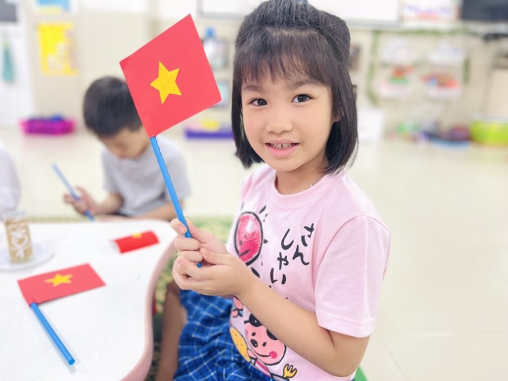 Hướng dẫn làm cầm tay sử dụng trong lễ khai giảng