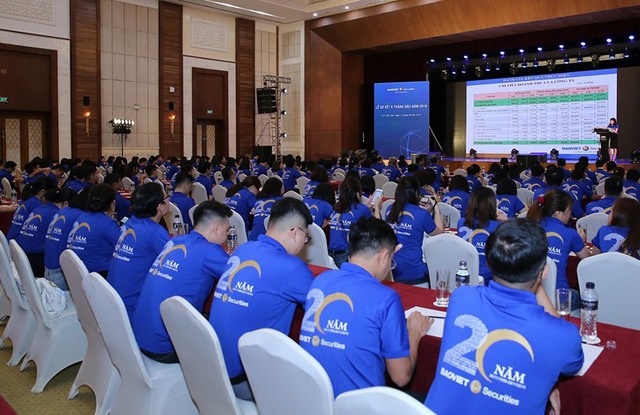 Mẫu áo thun in cổ bẻ