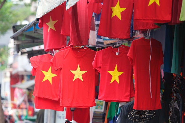 Xem hình ảnh tuyệt đẹp của chất lượng áo cờ Việt Nam trong năm 2024 để thấy sự khác biệt với những loại áo khác. Với chất liệu vải cao cấp và quy trình sản xuất tinh xảo, áo cờ Việt Nam sẽ khiến bạn cảm thấy chắc chắn và tự hào.