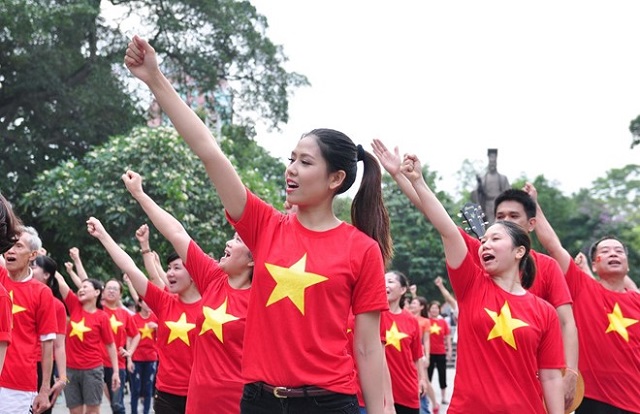 Áo thun cờ Việt Nam có ý nghĩa với người Việt