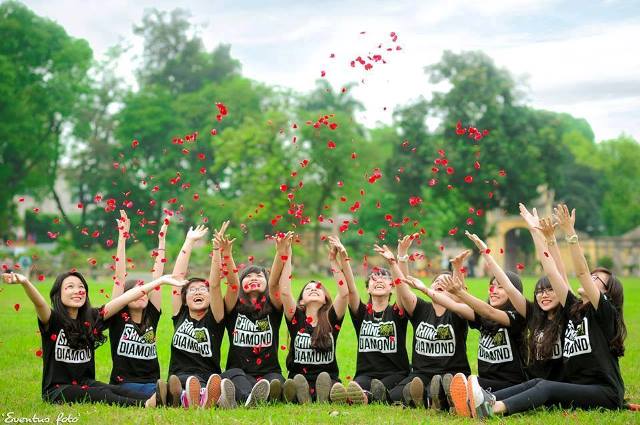 Mẫu áo nhóm cổ tròn thông dụng dễ mặc