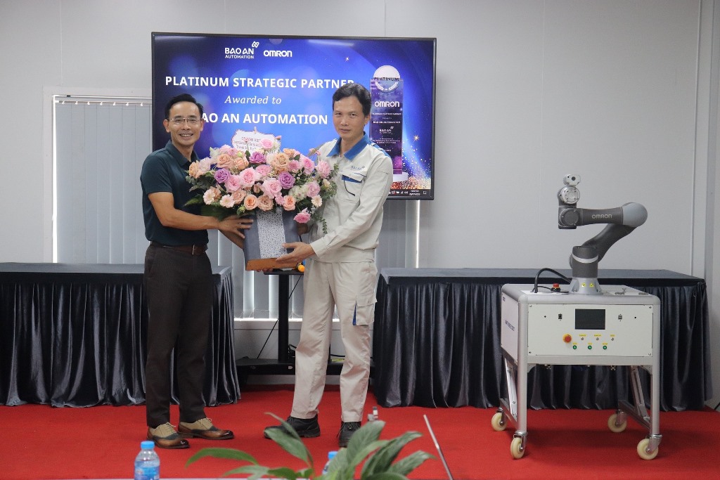 Mẫu đồng phục bảo hộ lao động của công ty Omron Việt Nam - Hình 1