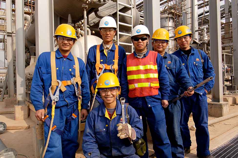 Quần áo bảo hộ công nhân là loại trang phục được thiết kế cho người lao động