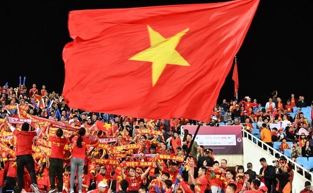 Sự tự hào quốc kỳ Việt Nam 2024: Sự tự hào về quốc kỳ Việt Nam trong năm 2024 đang ngày càng tăng cao. Nó là tấm gương phản chiếu của truyền thống, văn hoá, lịch sử và lòng yêu nước của người dân Việt Nam. Với lá cờ đỏ sao vàng và ba quốc huy màu vàng, quốc kỳ Việt Nam 2024 thật đẹp mắt và ý nghĩa.