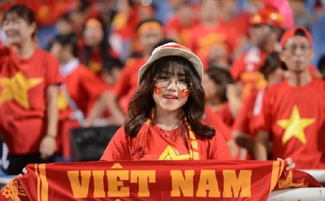 Đừng quên thêm một chiếc sticker lá cờ Việt Nam vào laptop, điện thoại hay những vật dụng cá nhân khác nhằm tôn vinh và thể hiện tình yêu quê hương. Hãy nhấp vào hình để chọn cho mình những chiếc sticker đẹp nhất đến từ cửa hàng chúng tôi.