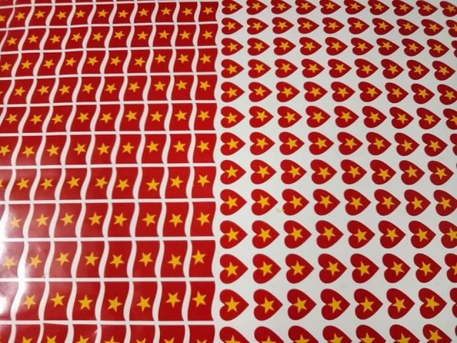 Sticker dán lá cờ Việt Nam: Chiếc xe của bạn sẽ trở nên nổi bật trên đường phố với những sticker dán lá cờ Việt Nam đầy sức hút. Vừa tiện lợi, vừa đẹp mắt, chiếc sticker này sẽ giúp bạn truyền tải thông điệp sự yêu thương đến với đất nước của mình một cách dễ dàng.